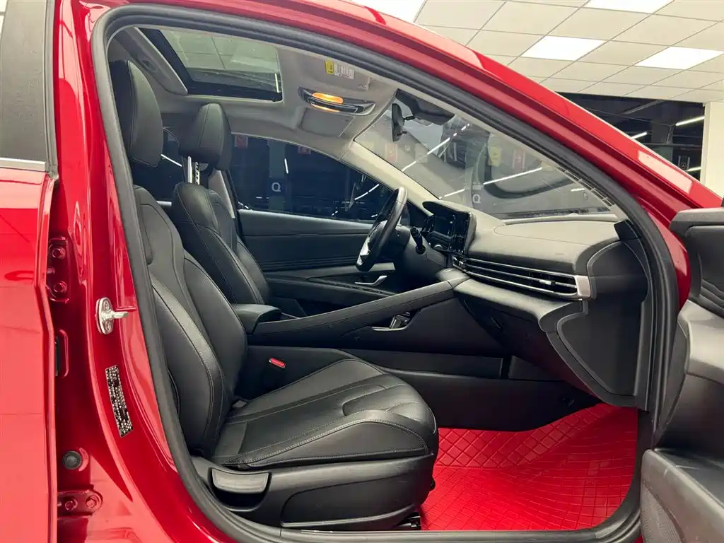 Hyundai Elantra 2022 1.5L CVT LUX Premium Edition фото 18