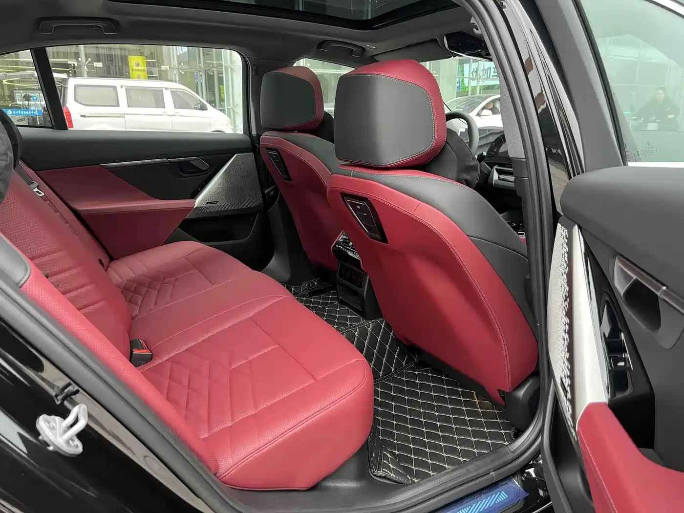 BMW 5 Series 2026 530Li Leading M Sport Package фото 10