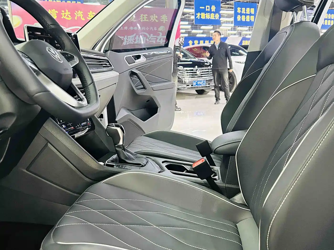 Volkswagen Tiguan L 2024 Outstanding 330TSI Auto 2WD R-Line Dragon Glory Edition фото 7