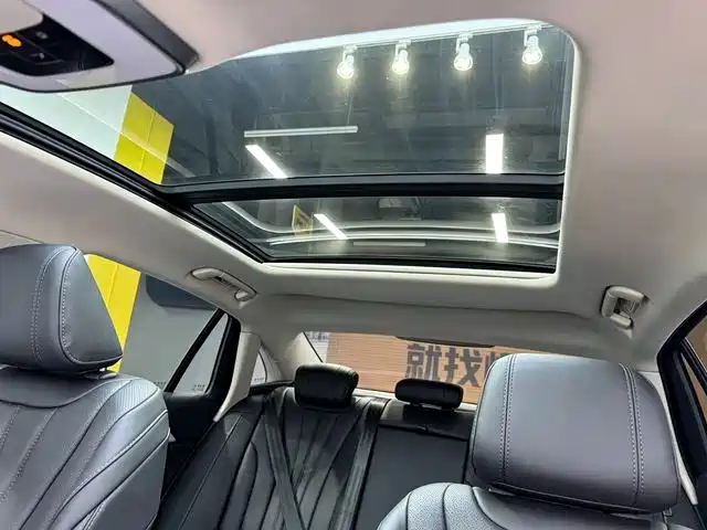 Фото 12 - Hongqi H5
