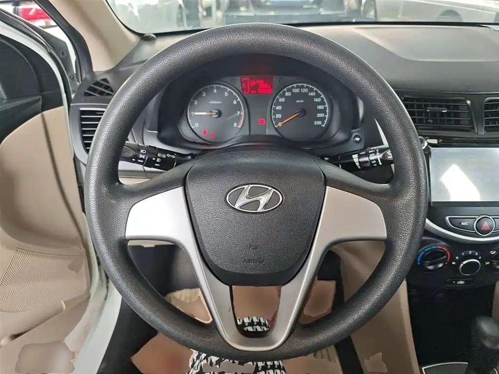 Hyundai Verna 2014 1.4L Automatic Smart GLS фото 10