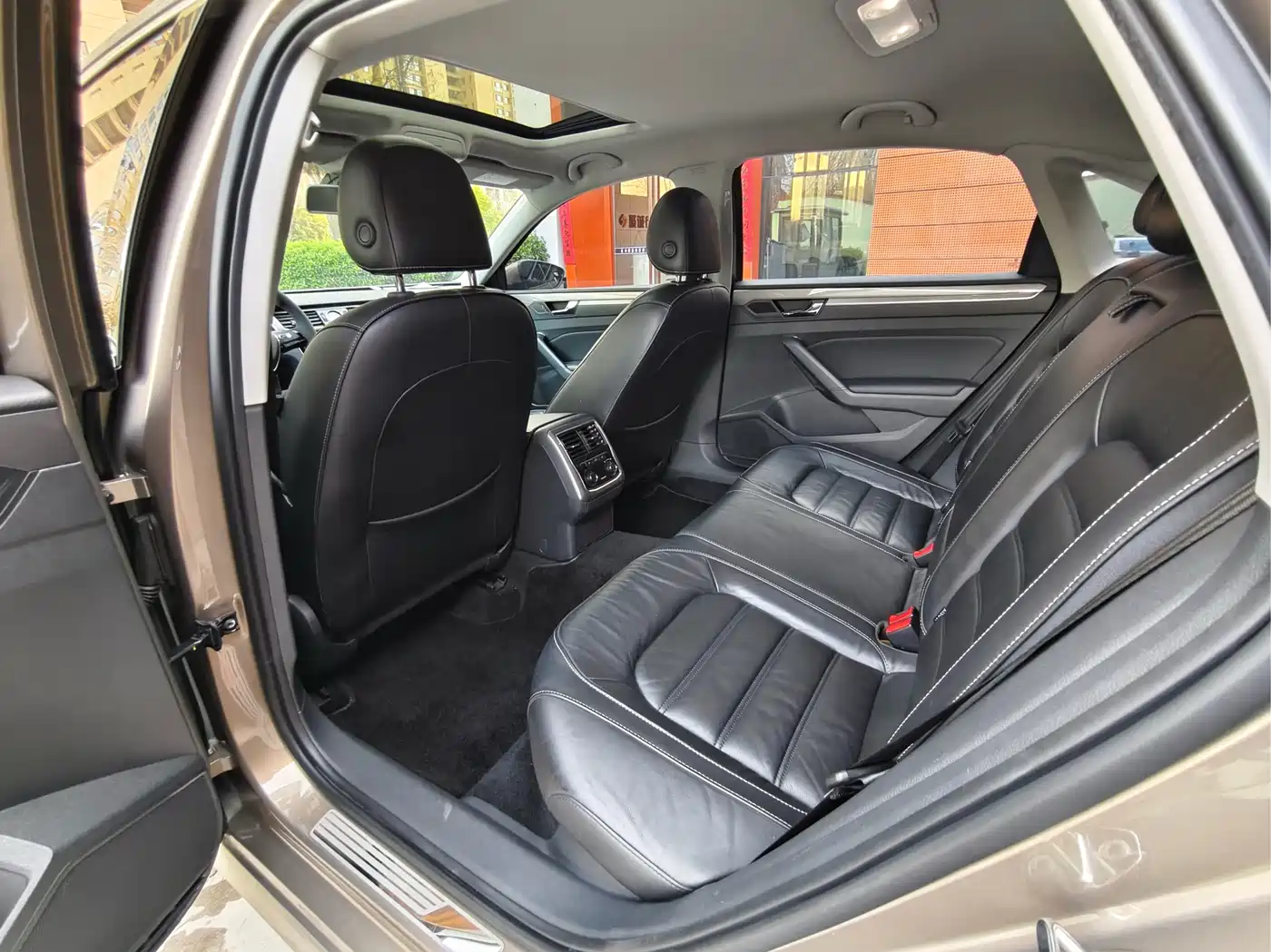 Volkswagen Passat 2017 330TSI DSG Luxury фото 8