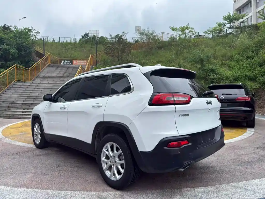 Фото 25 - Jeep Cherokee