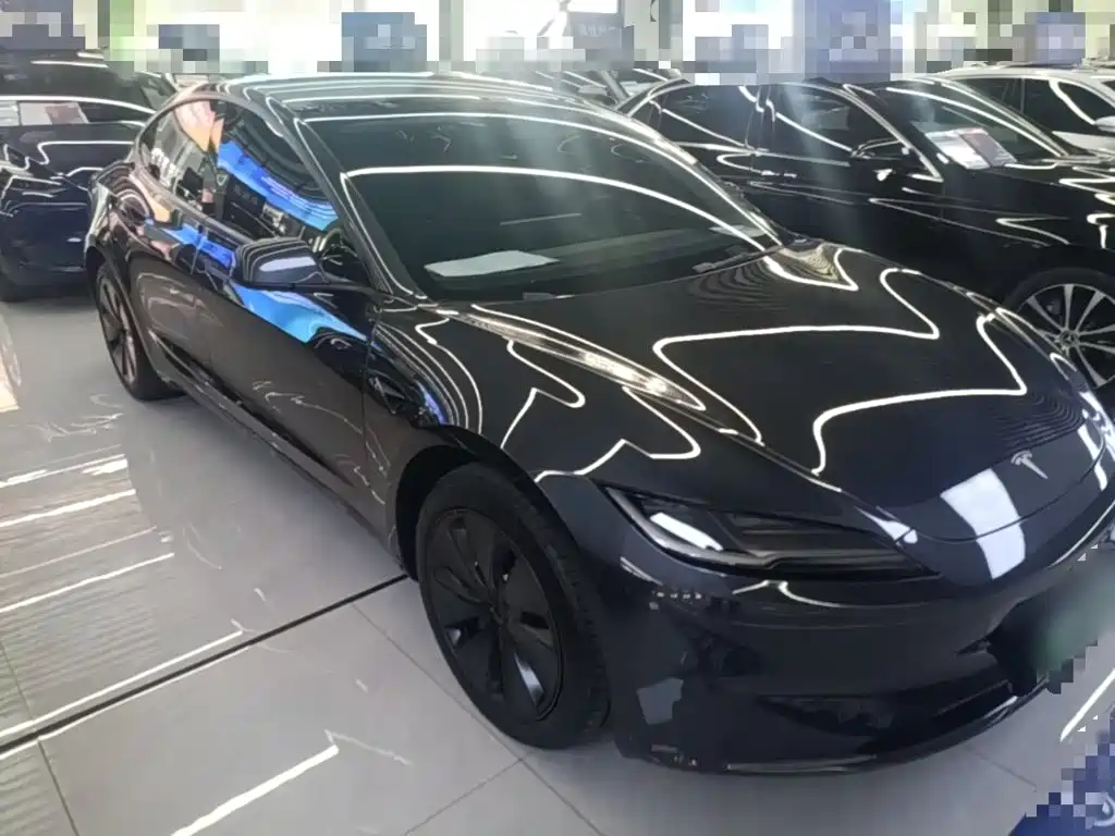 Фото 4 - Tesla Model 3