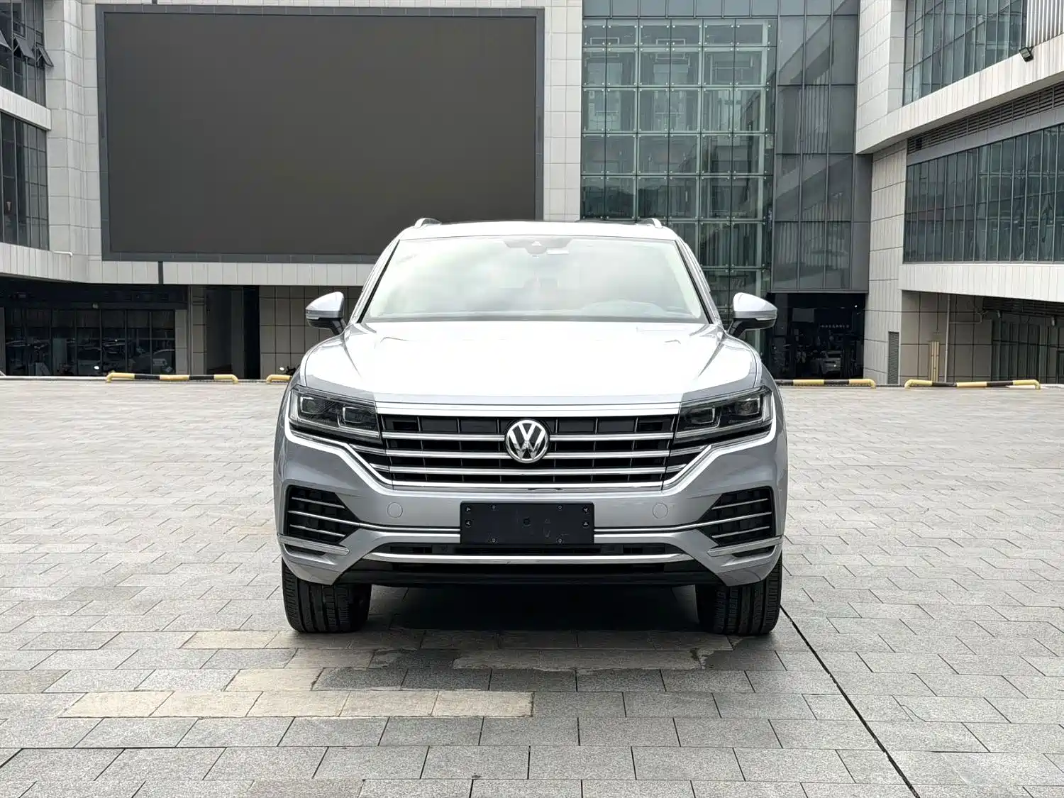 Фото 2 - Volkswagen Touareg