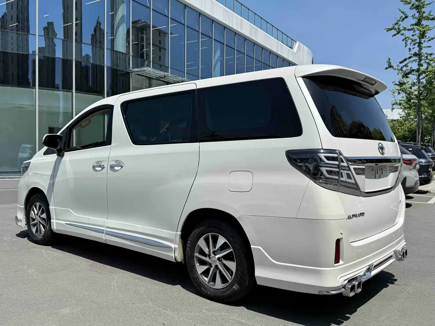 Toyota Alphard фото 16
