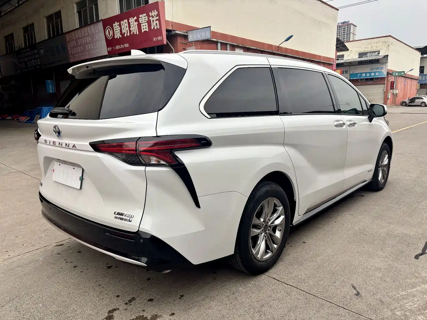Toyota Sienna 2021 2.5L Hybrid Premium Edition фото 4