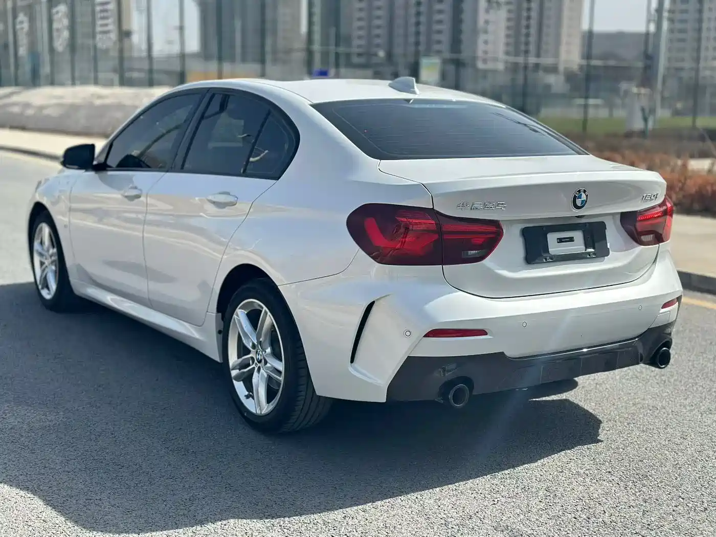 BMW 1 Series 2023 120i M Sport Shadow Edition фото 4