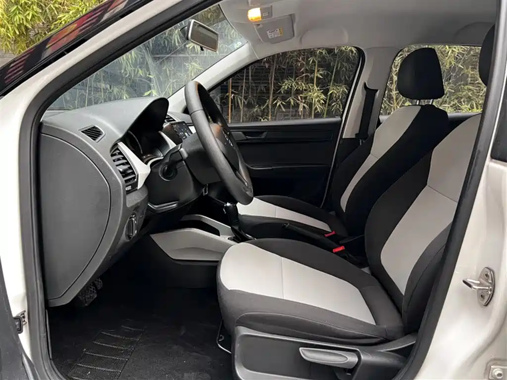 Škoda Fabia 2017 1.4L Auto Car Enjoy Edition фото 13