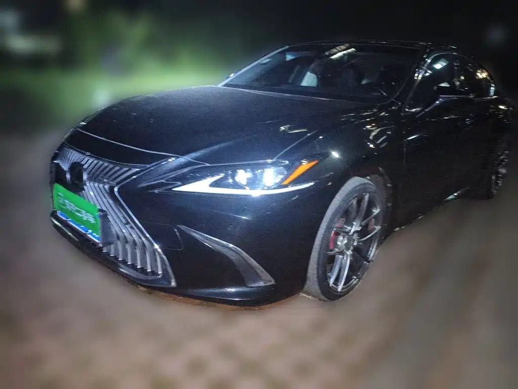 Фото 1 - Lexus ES