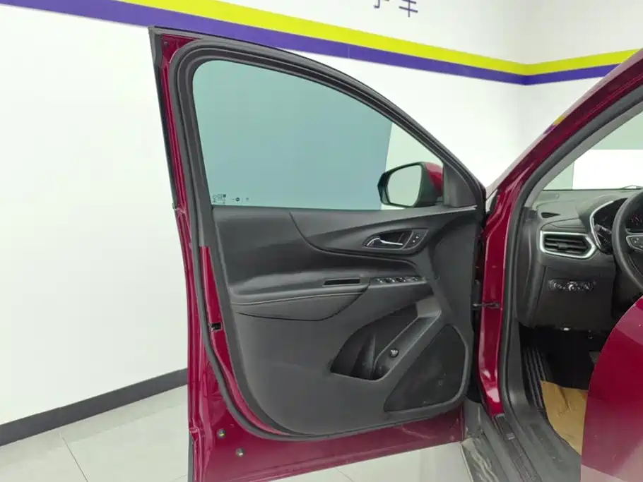 Photo 7 - Chevrolet Equinox