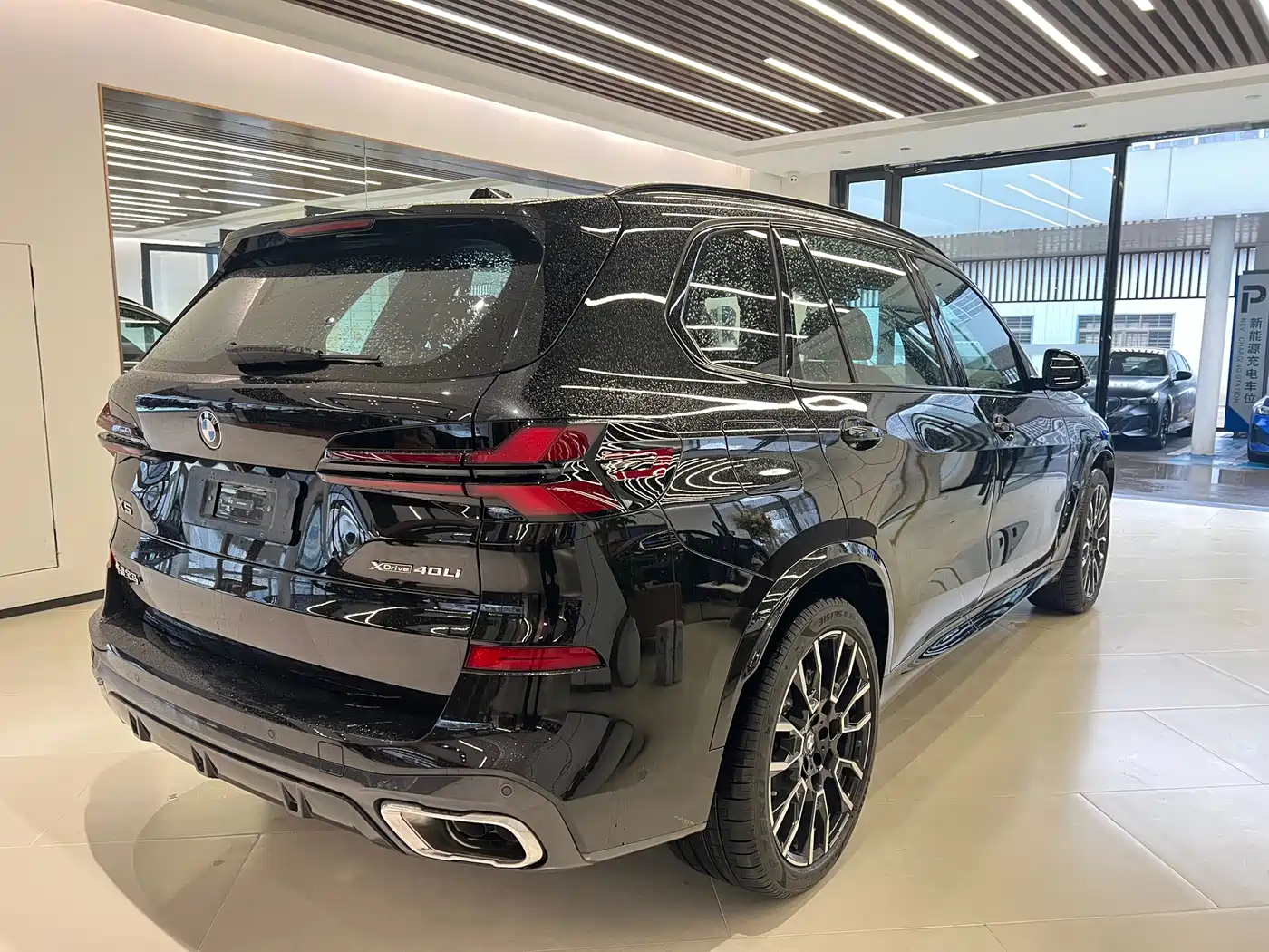 BMW X5 2025 Model xDrive 40Li M Sport Blackout Package фото 6