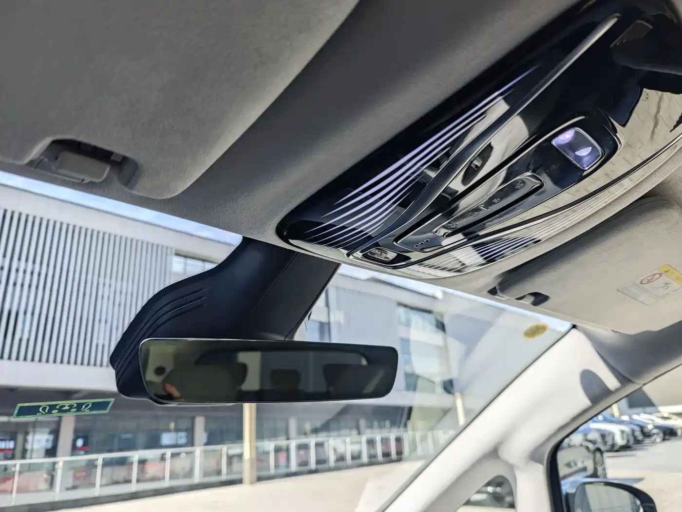 Voyah Auto Voyah Dreamer 2025 PHEV AWD Flagship Kunpeng Edition фото 31