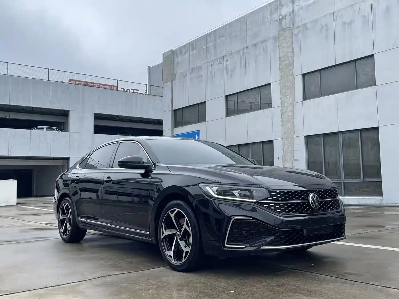 Volkswagen Passat 2025 Outstanding 380TSI Starlight Dragon Soaring Edition фото 3