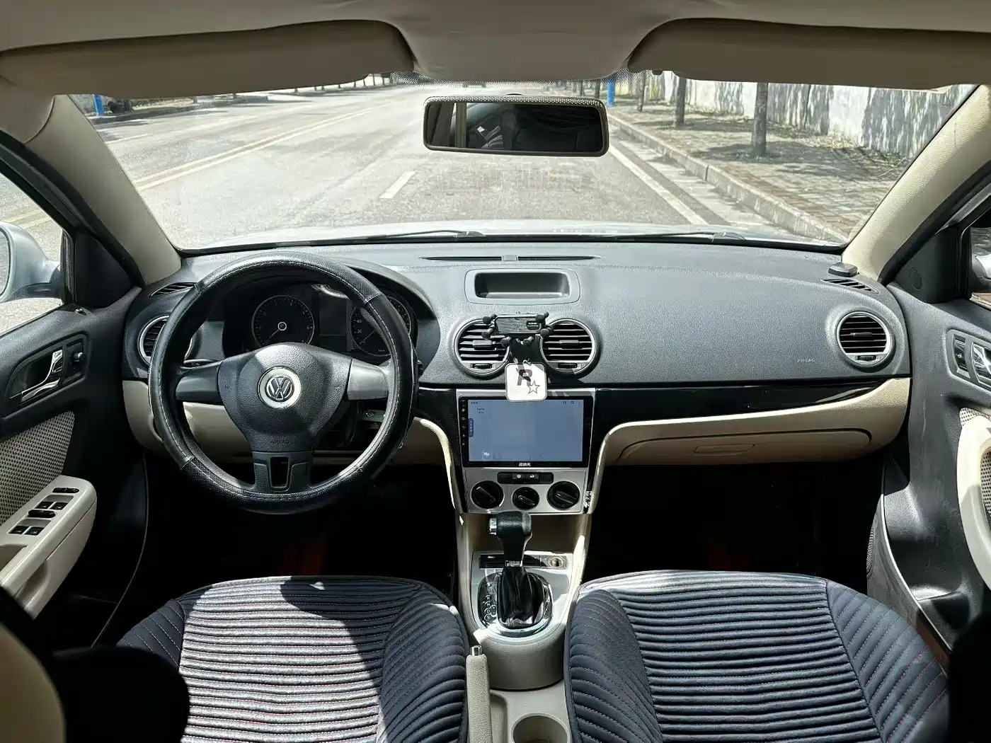 Volkswagen Lavida 2011 1.6L Automatic Leisure Edition фото 8