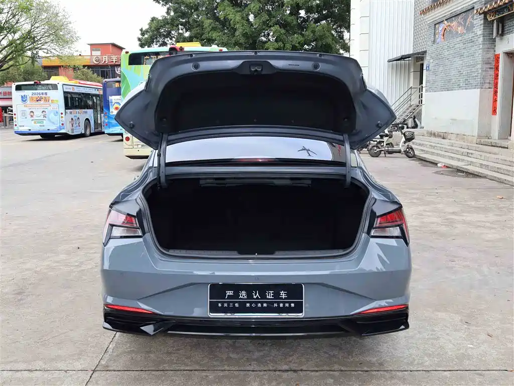 Hyundai Elantra 2021 1.5L CVT LUX Premium Edition фото 15