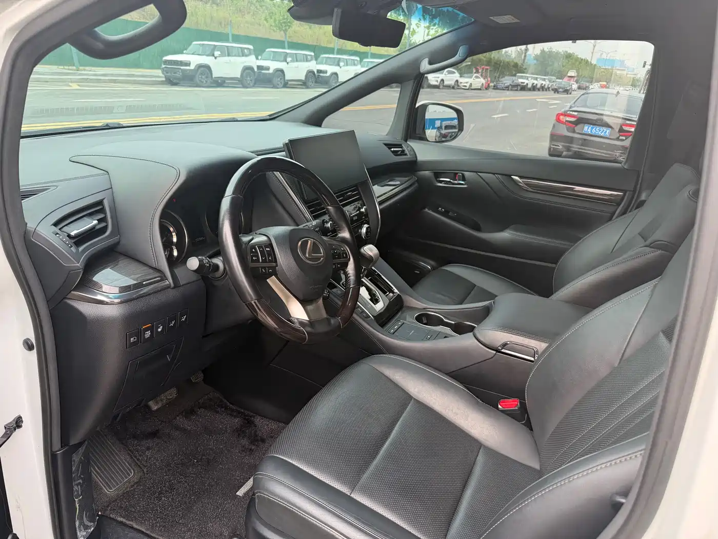 Lexus LM 2020 300h 4-Seat Imperial Edition фото 4