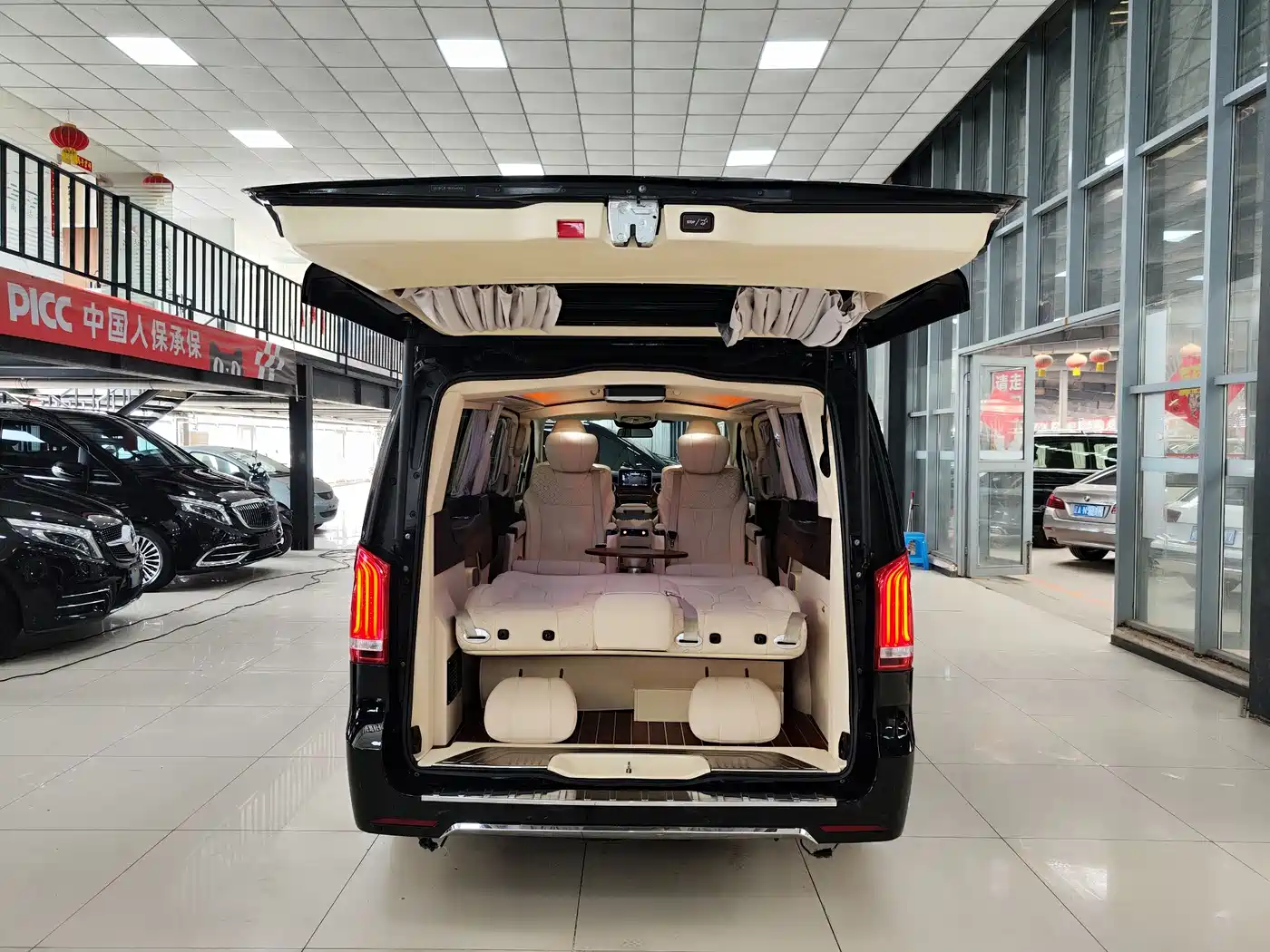 Mercedes-Benz V-Class 2018 V 260 L Premium Long Wheelbase Edition China VI фото 31