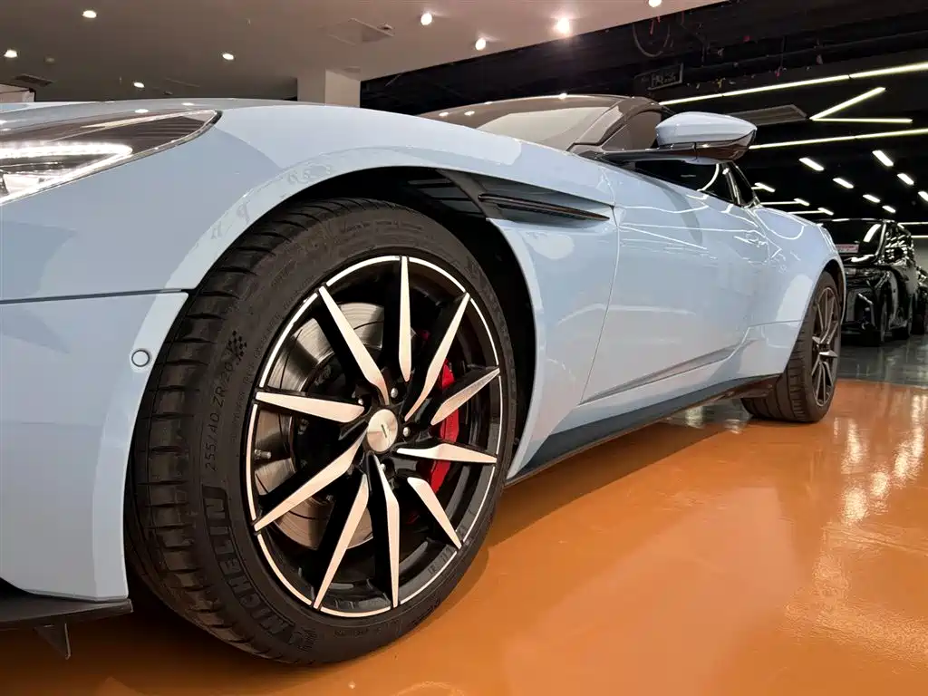 ASTON MARTIN DB11