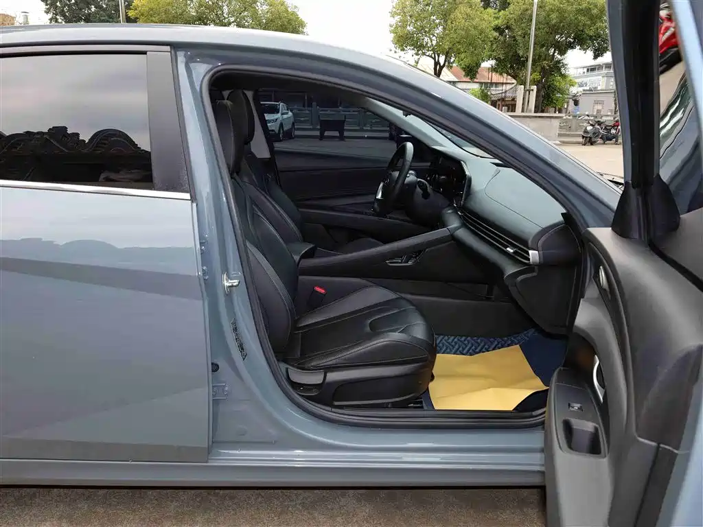 Hyundai Elantra 2021 1.5L CVT LUX Premium Edition фото 17
