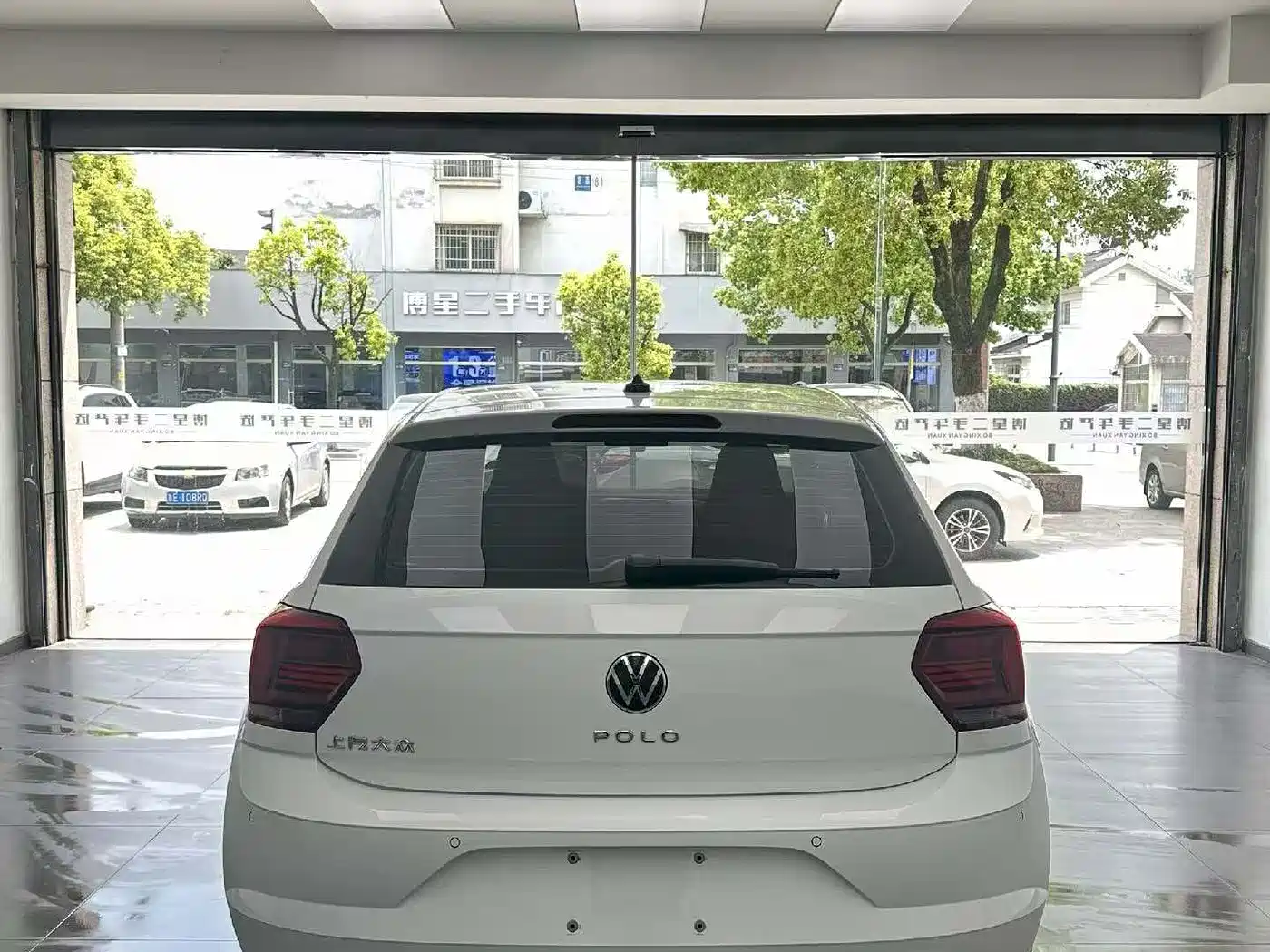 VOLKSWAGEN POLO