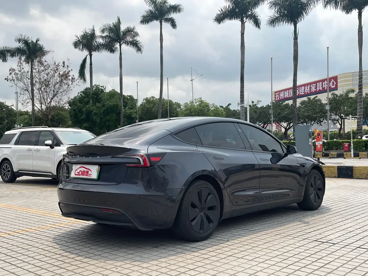 TESLA MODEL 3