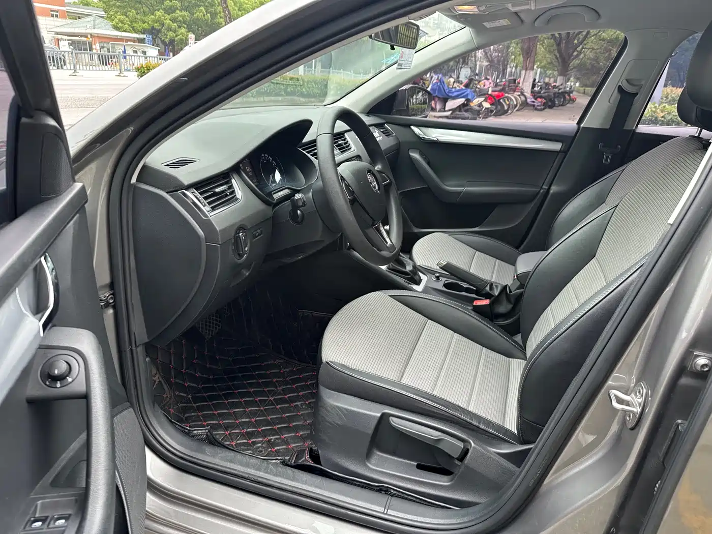 Škoda Octavia 2017 1.6L Automatic Pioneer Edition фото 8