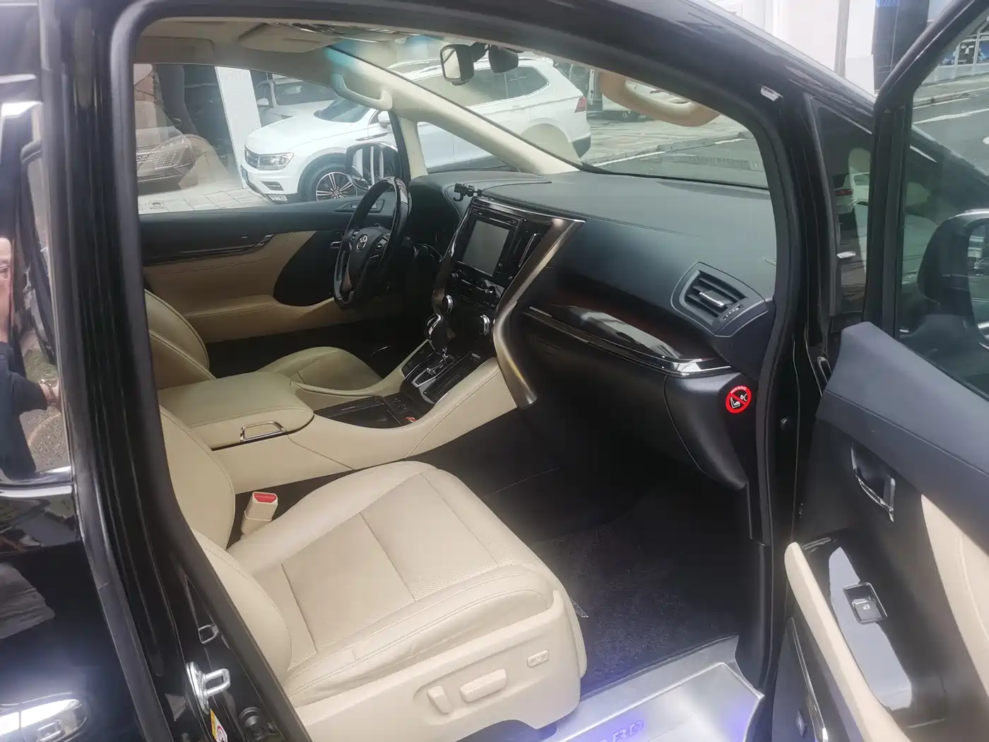 Toyota Alphard 2018 3.5L Luxury фото 9