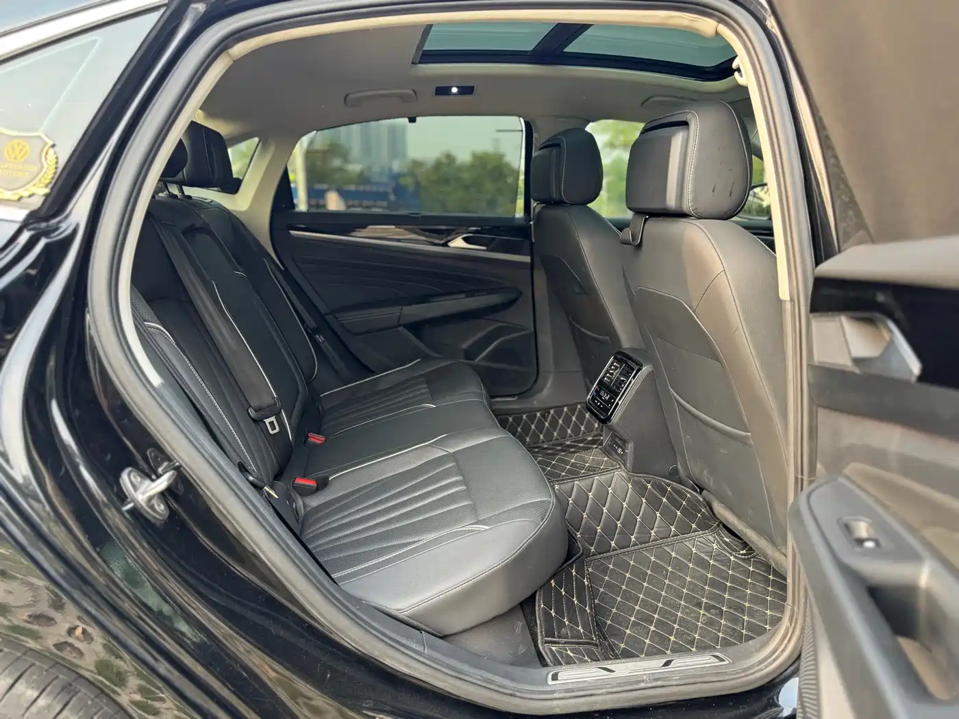Volkswagen Passat 2024 380TSI Starlight Luxury Edition фото 19