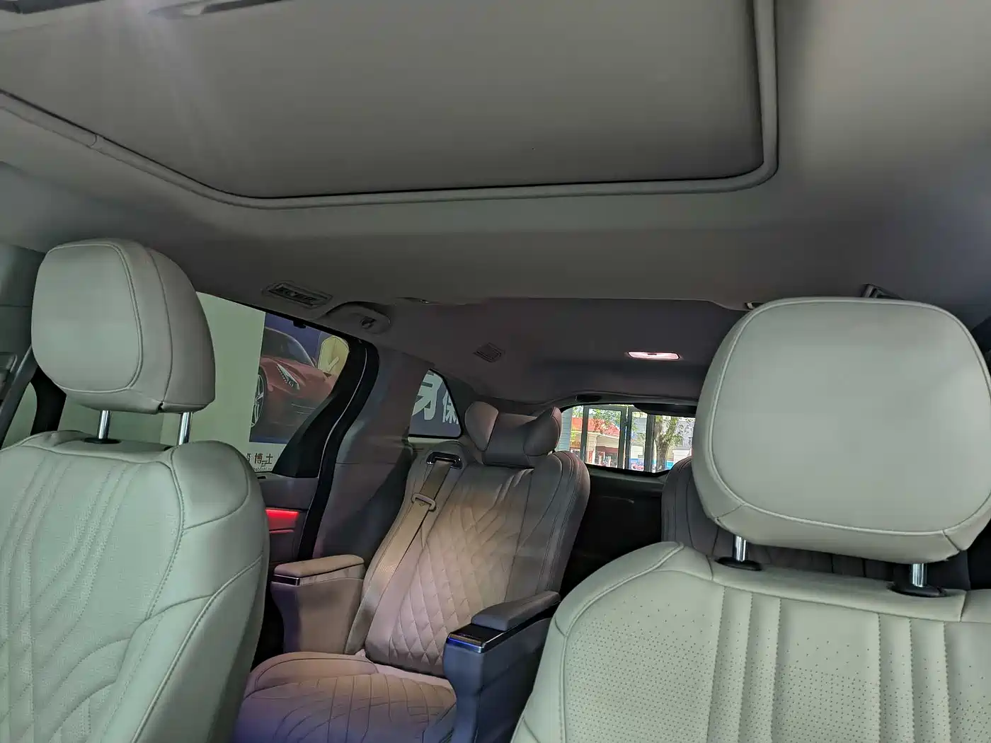 Toyota Granvia 2023 2.5L Hybrid Comfort Edition фото 13