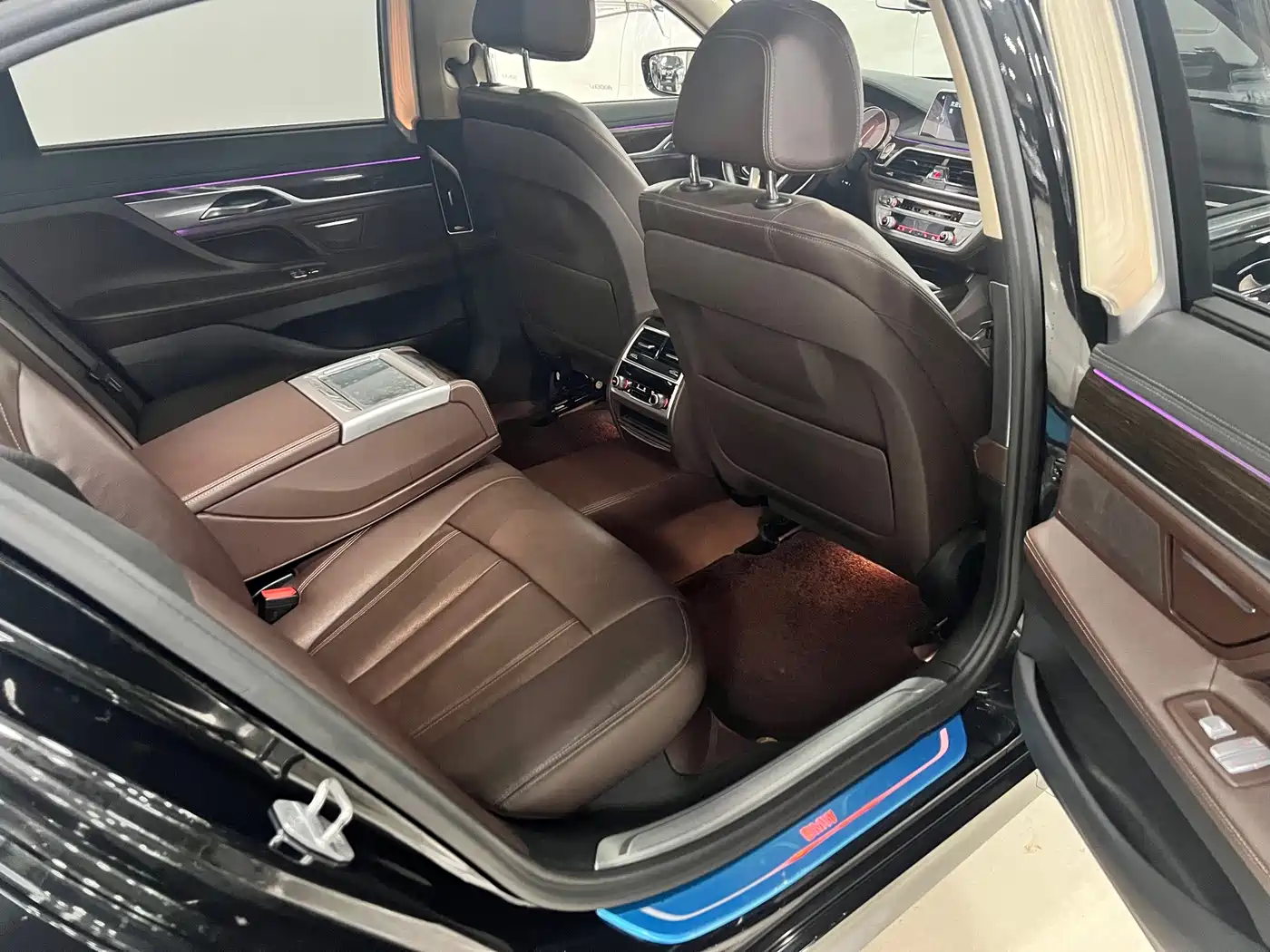 BMW 7 Series 2017 730Li Leading Edition фото 9