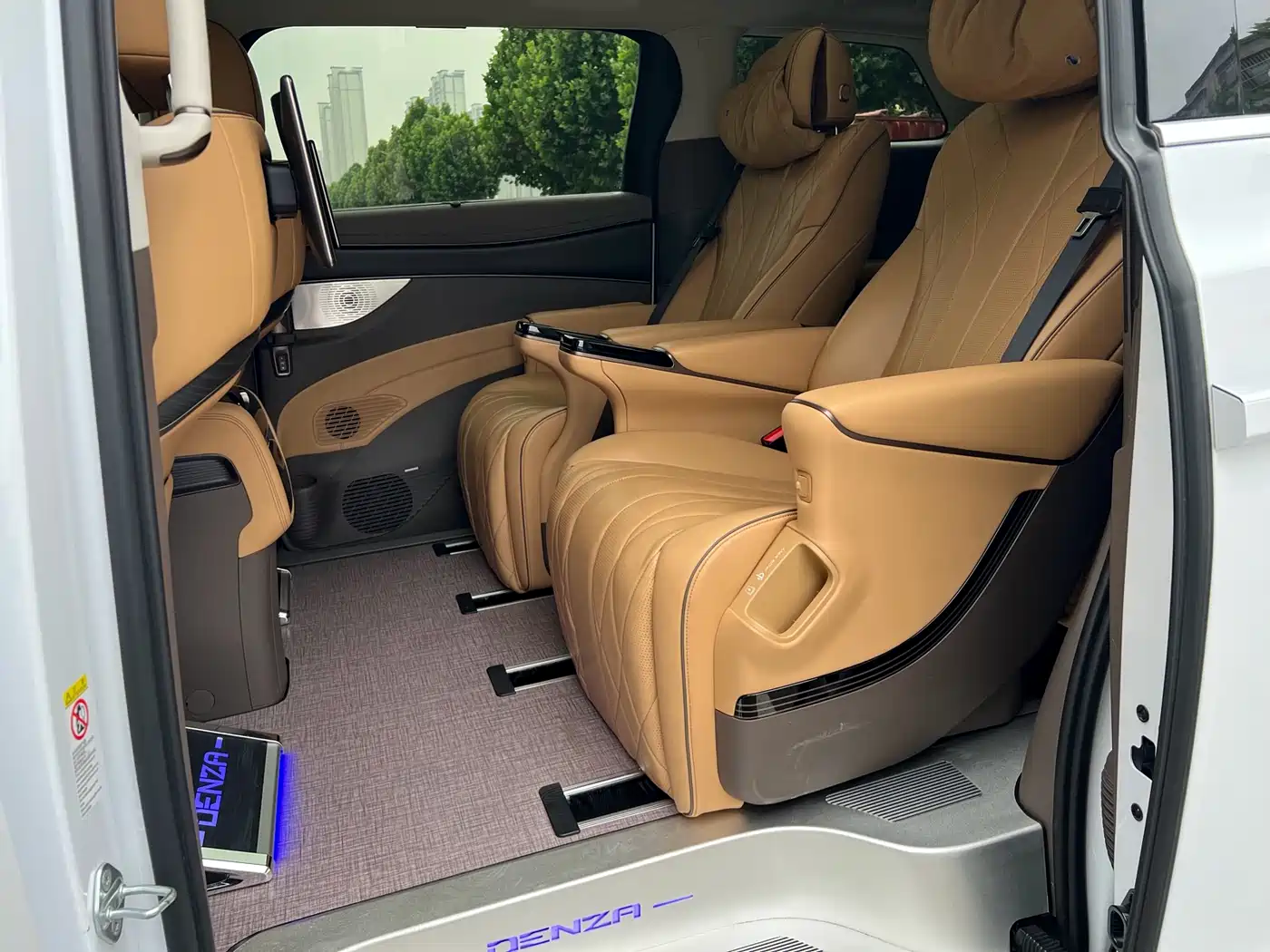 Denza D9 2022 DM-i 1040 Premium фото 9