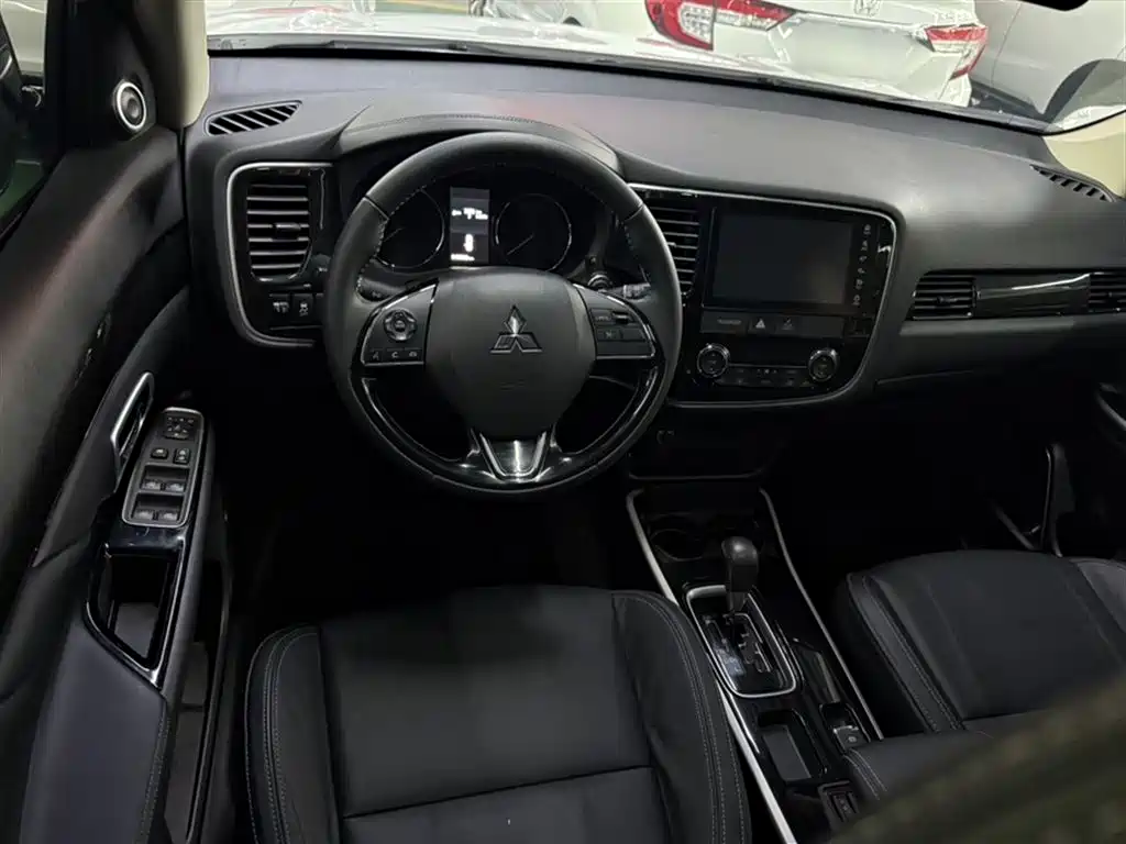 MITSUBISHI OUTLANDER