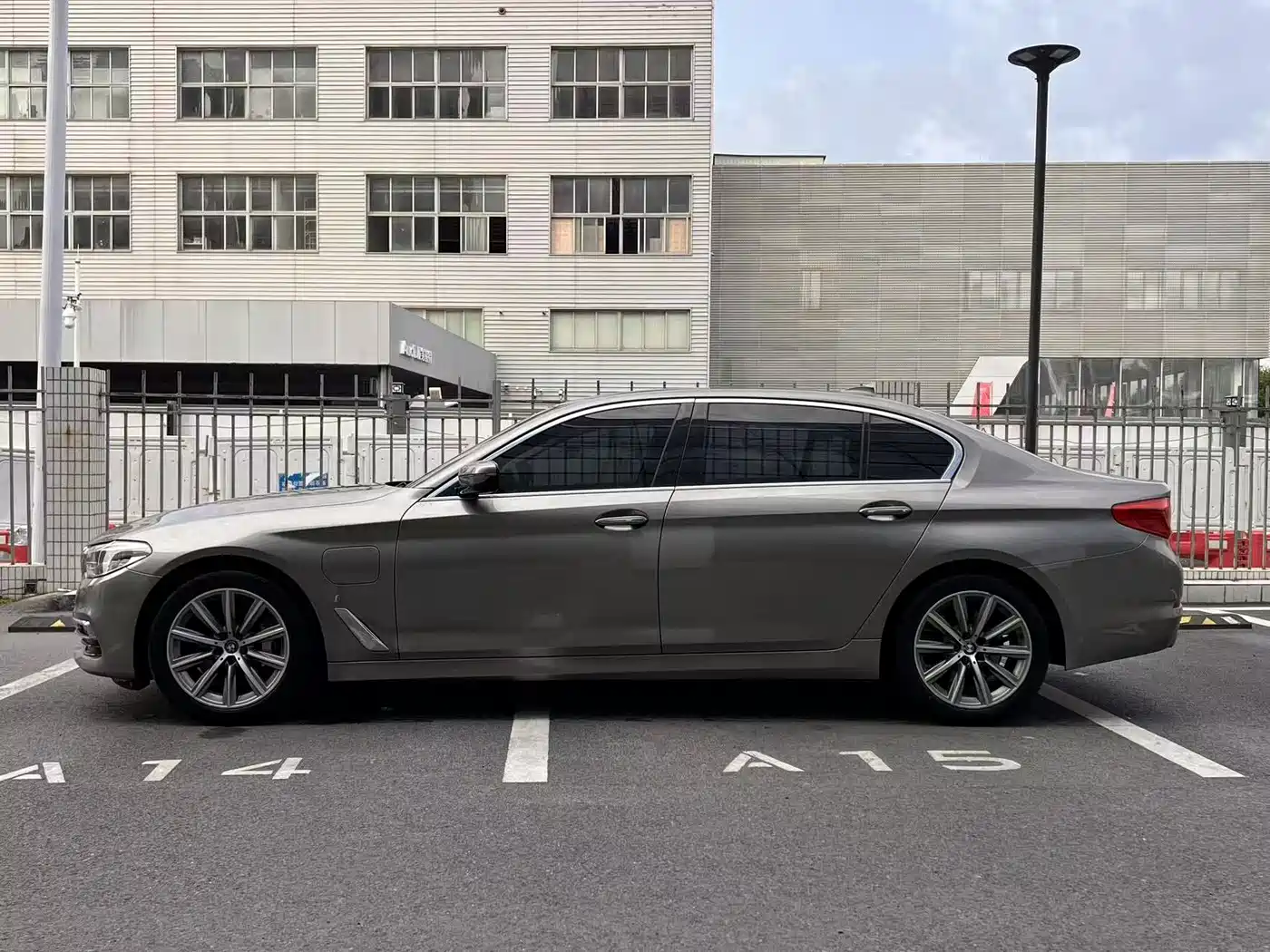 BMW 5 Series New Energy 2018 530Le Luxury Package фото 3