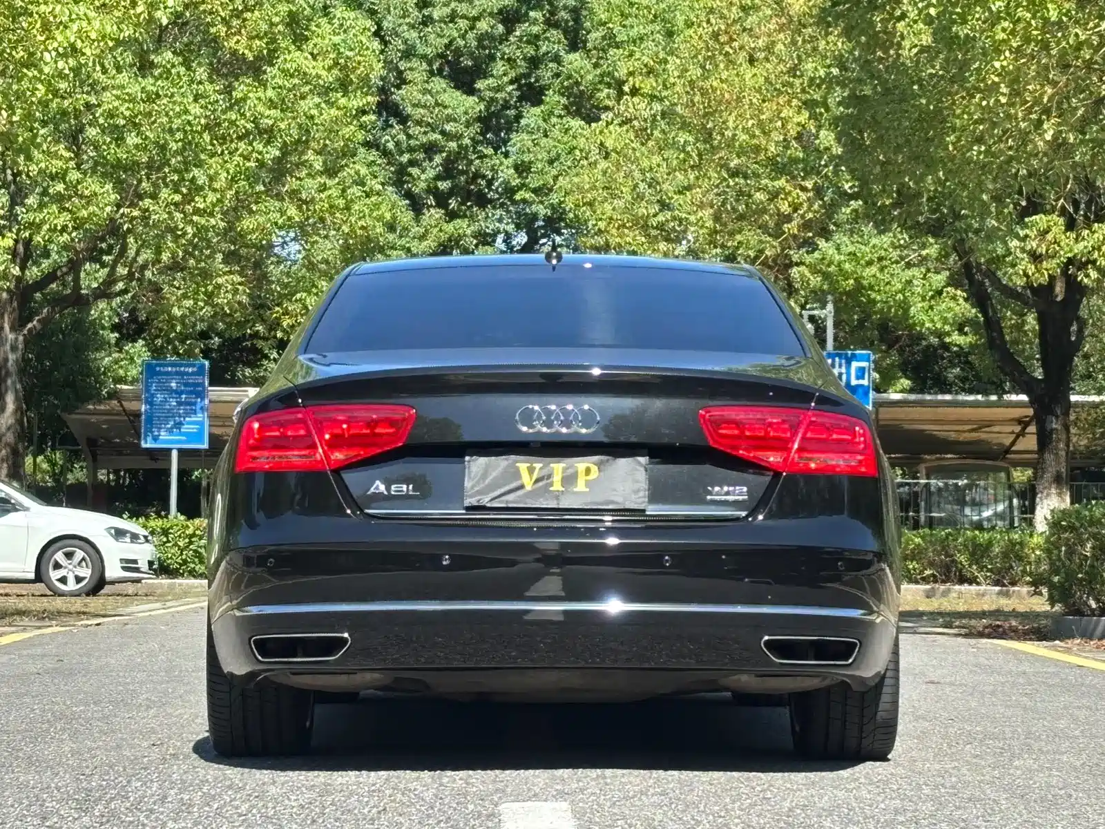 Photo 5 - Audi A8