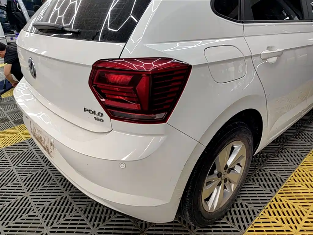 VOLKSWAGEN POLO