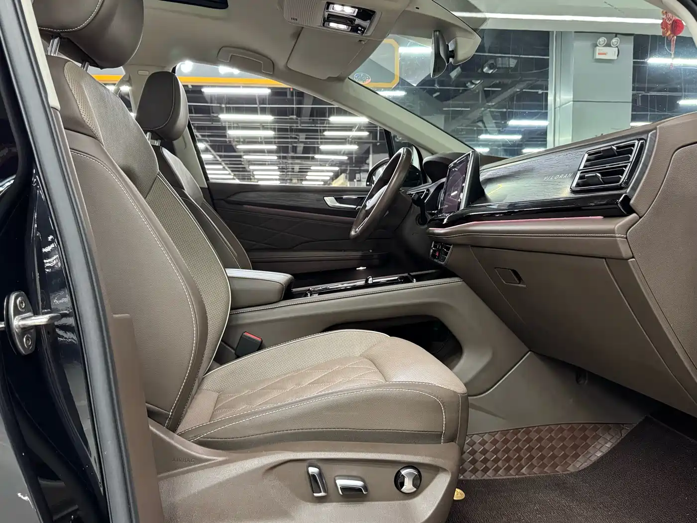 Volkswagen Viloran 2023 380TSI Premium Edition фото 16