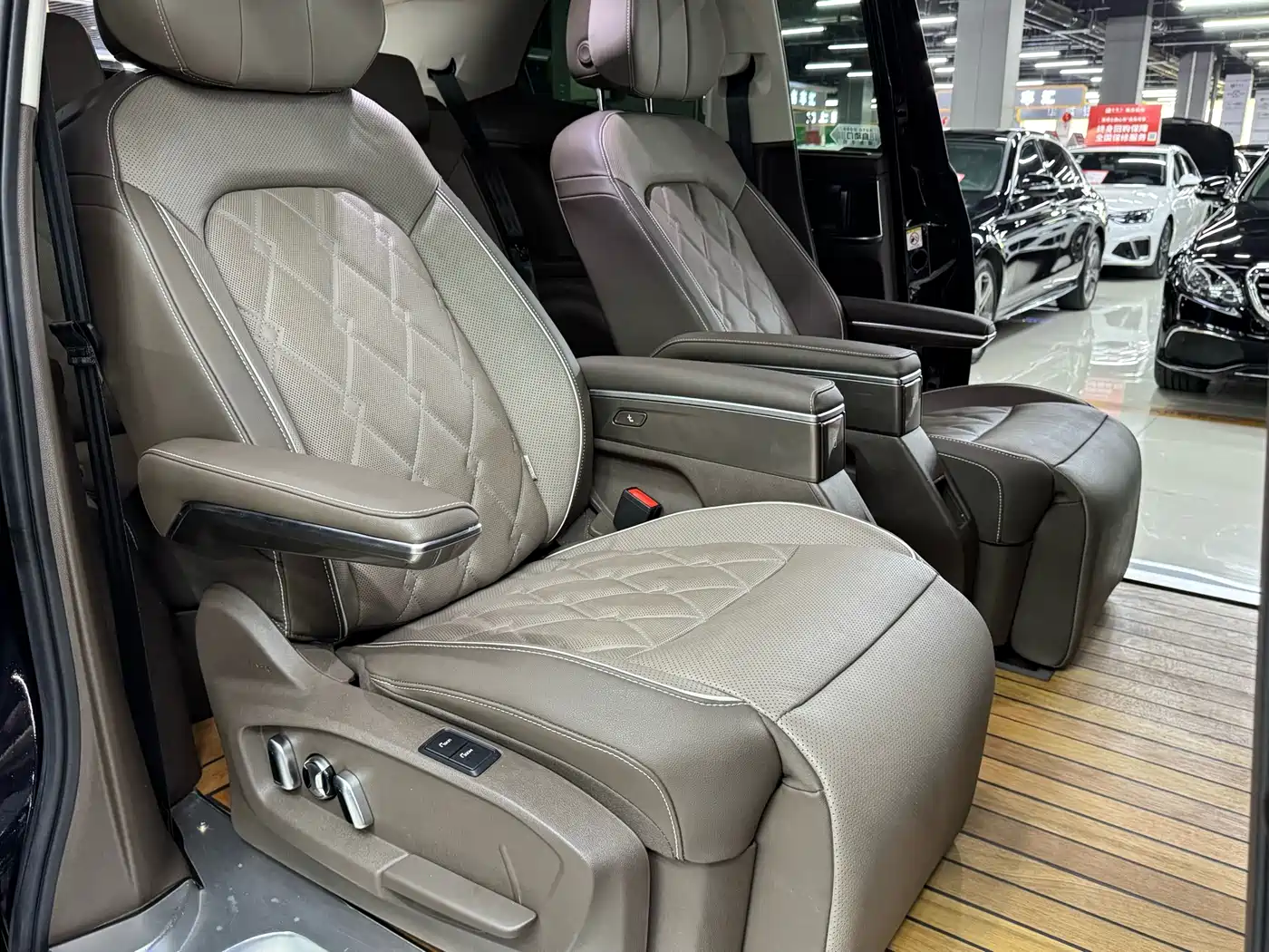 Volkswagen Viloran 2023 380TSI Premium Edition фото 19