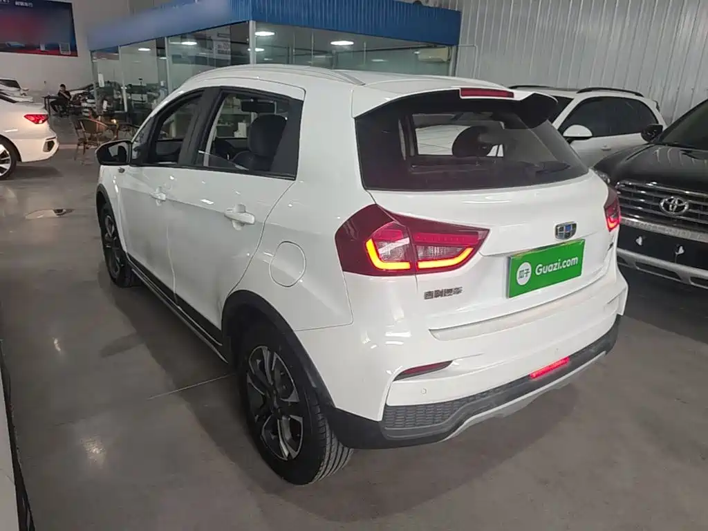 Фото 5 - Geely Vision X3