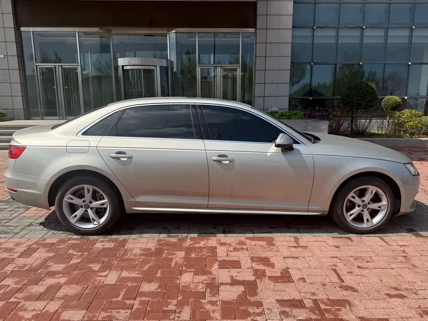 Audi A4L 2017 40 TFSI Progressive фото 4