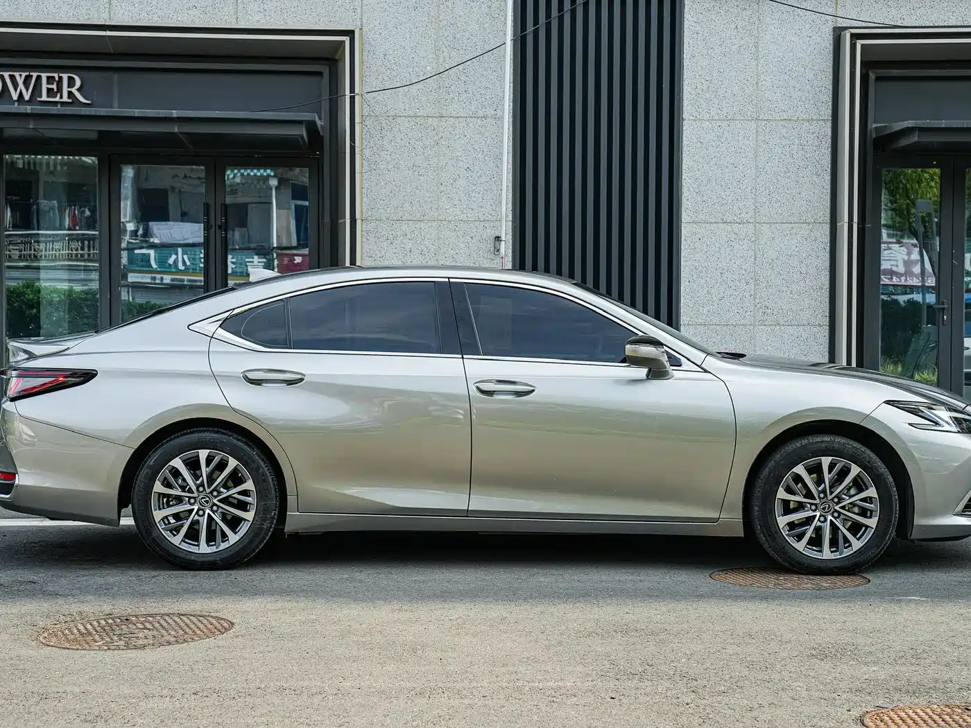 Lexus ES 2025 300h Ultimate Edition фото 7