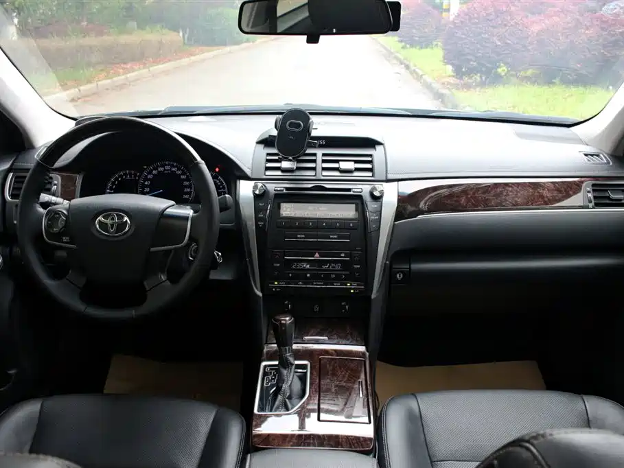 Toyota Camry 2016 2.0G 10th Anniversary Leading Edition фото 12