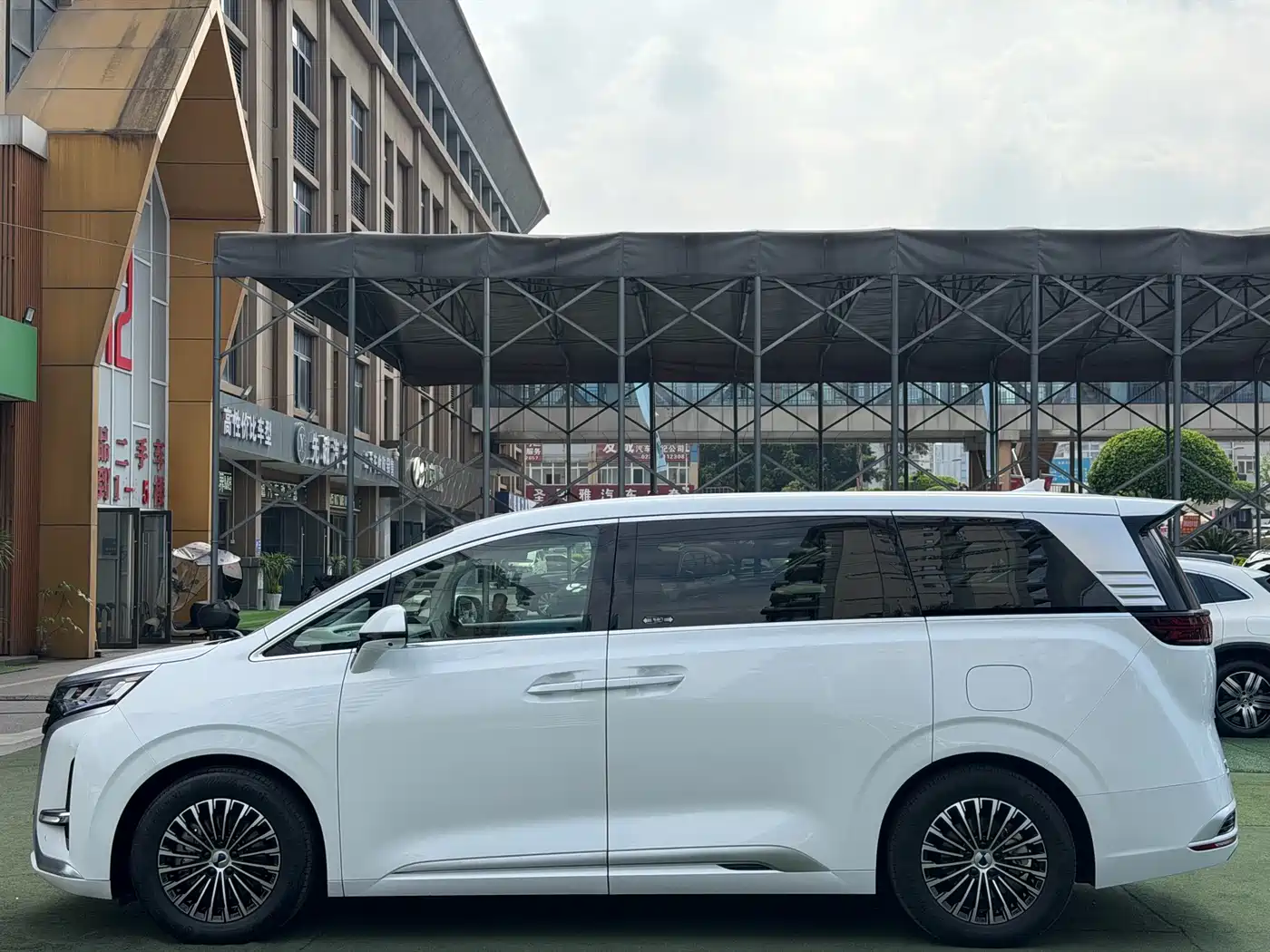 Denza D9 2022 DM-i 1040 Premium фото 3