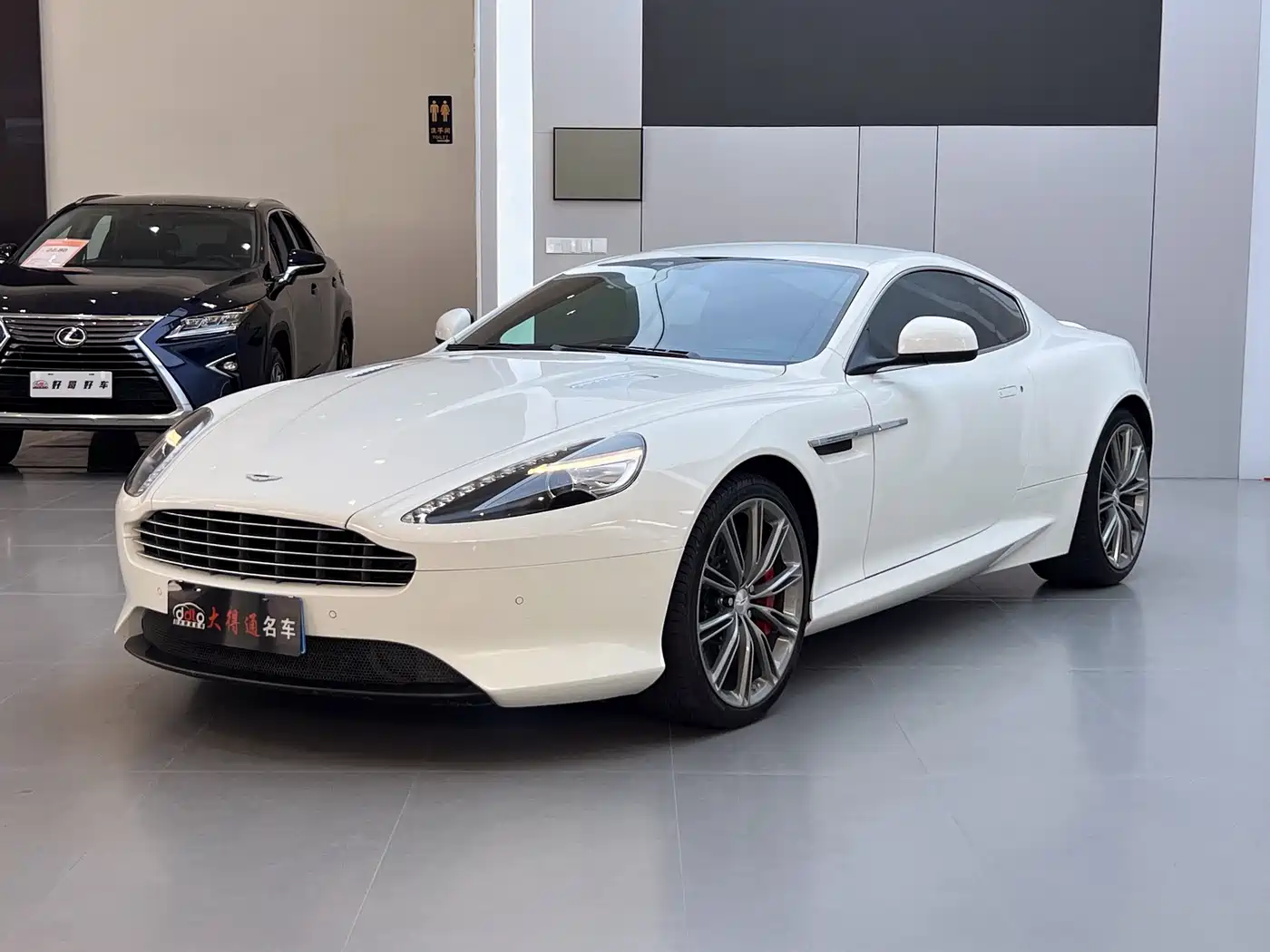 Aston Martin DB9 2013 6.0L Coupe