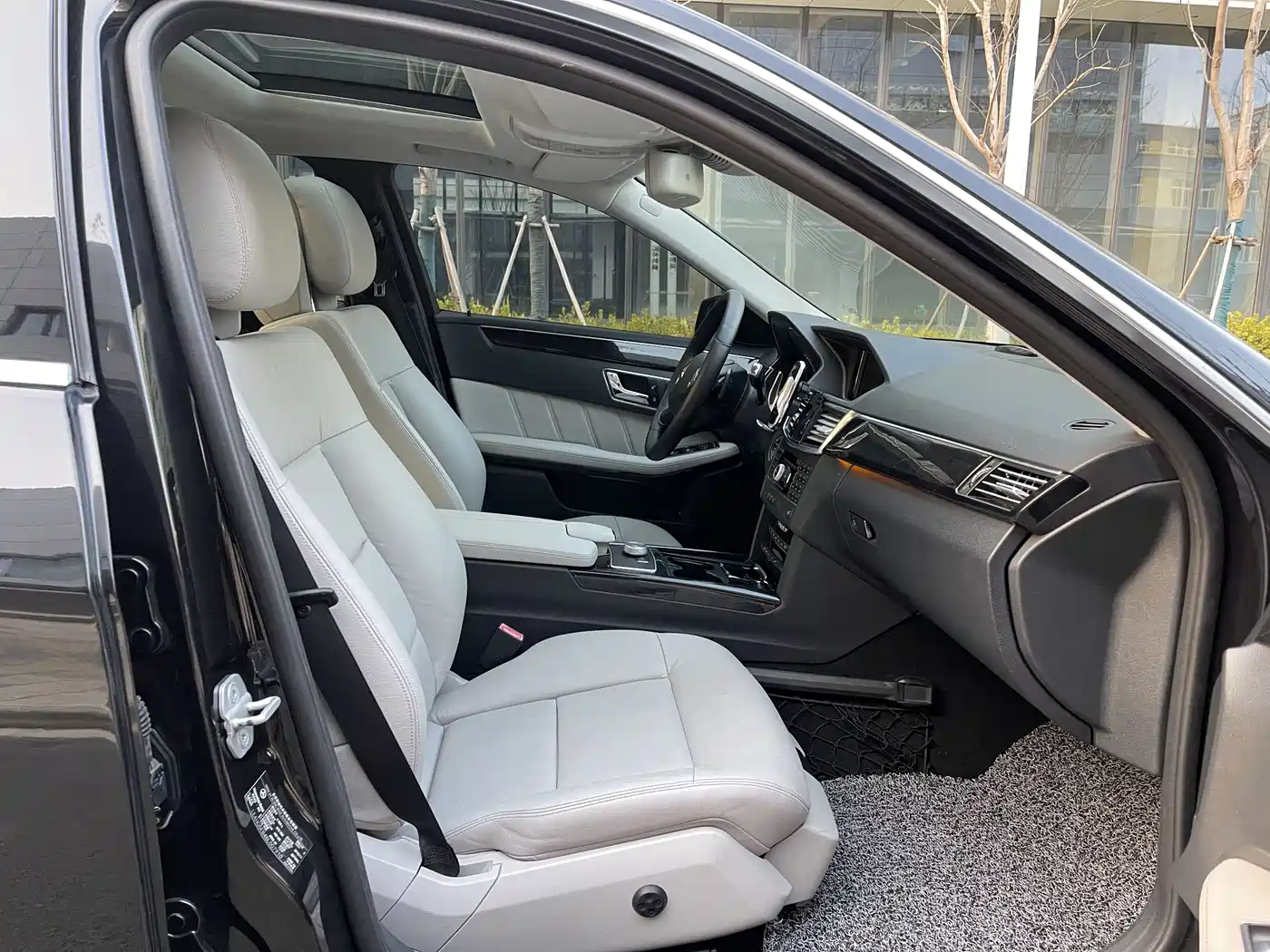 Mercedes-Benz E-Class 2010 E 300 L Fashion фото 7