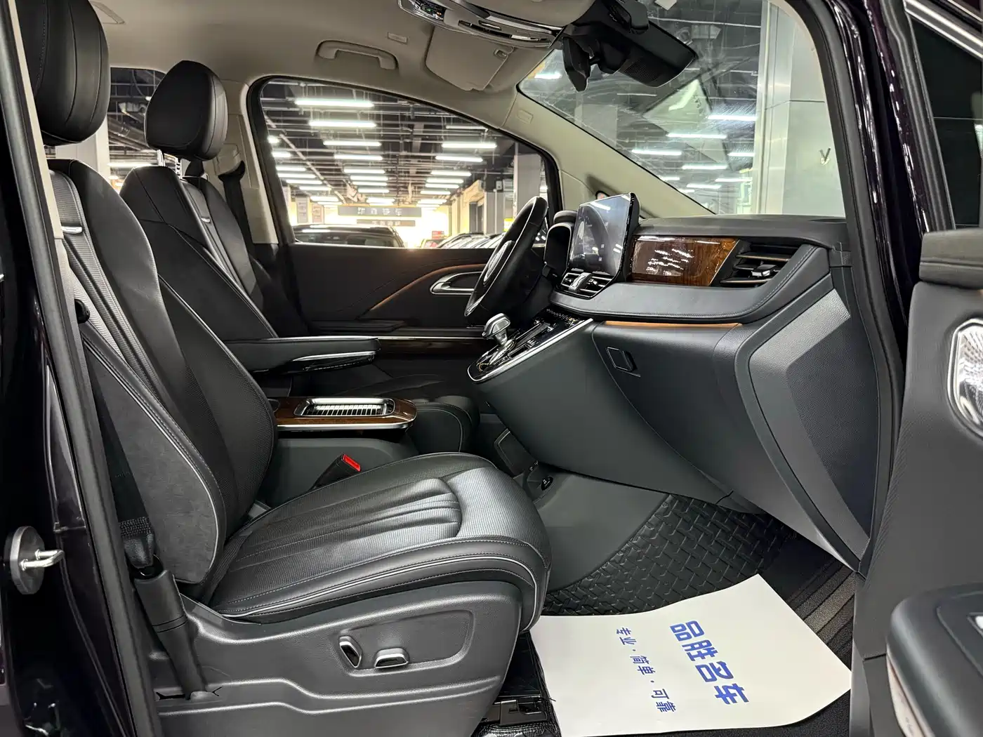 Hongqi HQ9 PHEV 2024 Model 2.0T AWD Luxury Edition фото 16