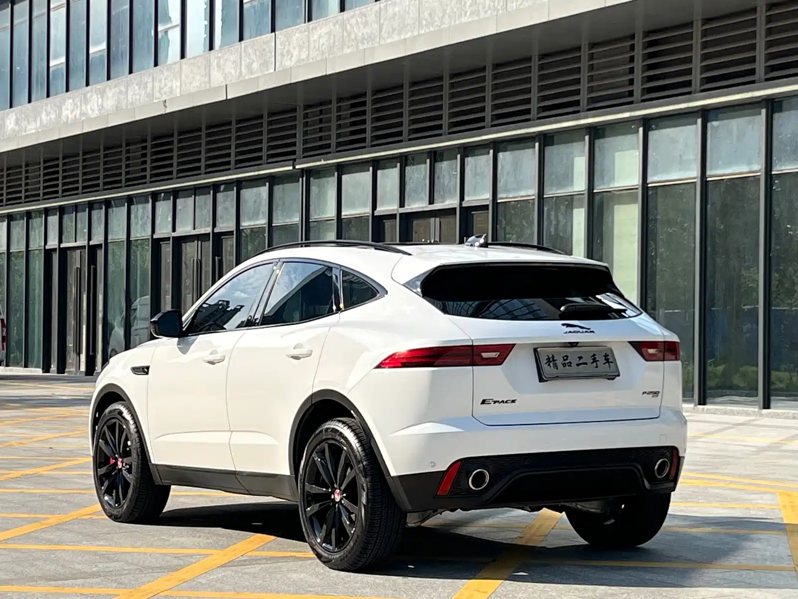 Фото 4 - Jaguar E-PACE