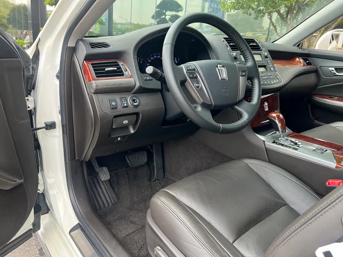 Toyota Crown 2012 2.5L Royal Leather Edition фото 2
