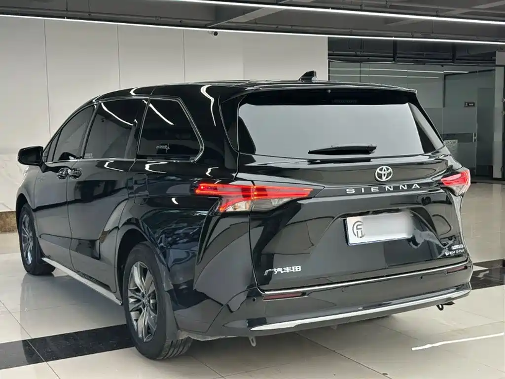 Photo 11 - Toyota Sienna