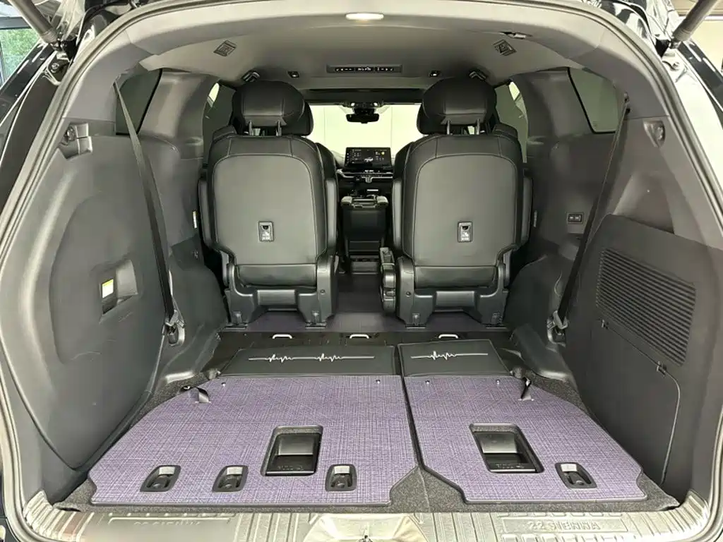 Photo 20 - Toyota Sienna